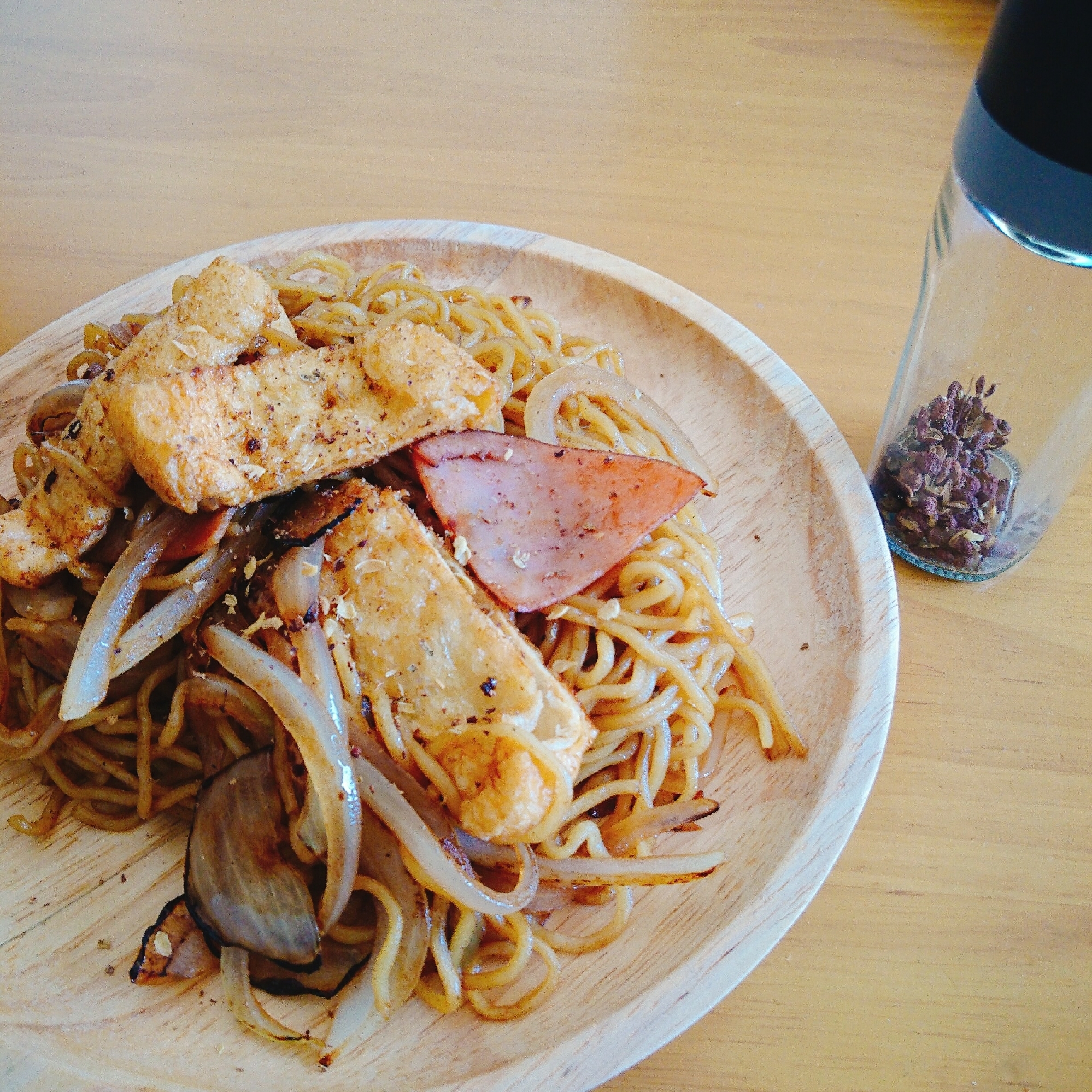 花椒香る☆油揚げ ハム 玉ねぎのソース焼きそば