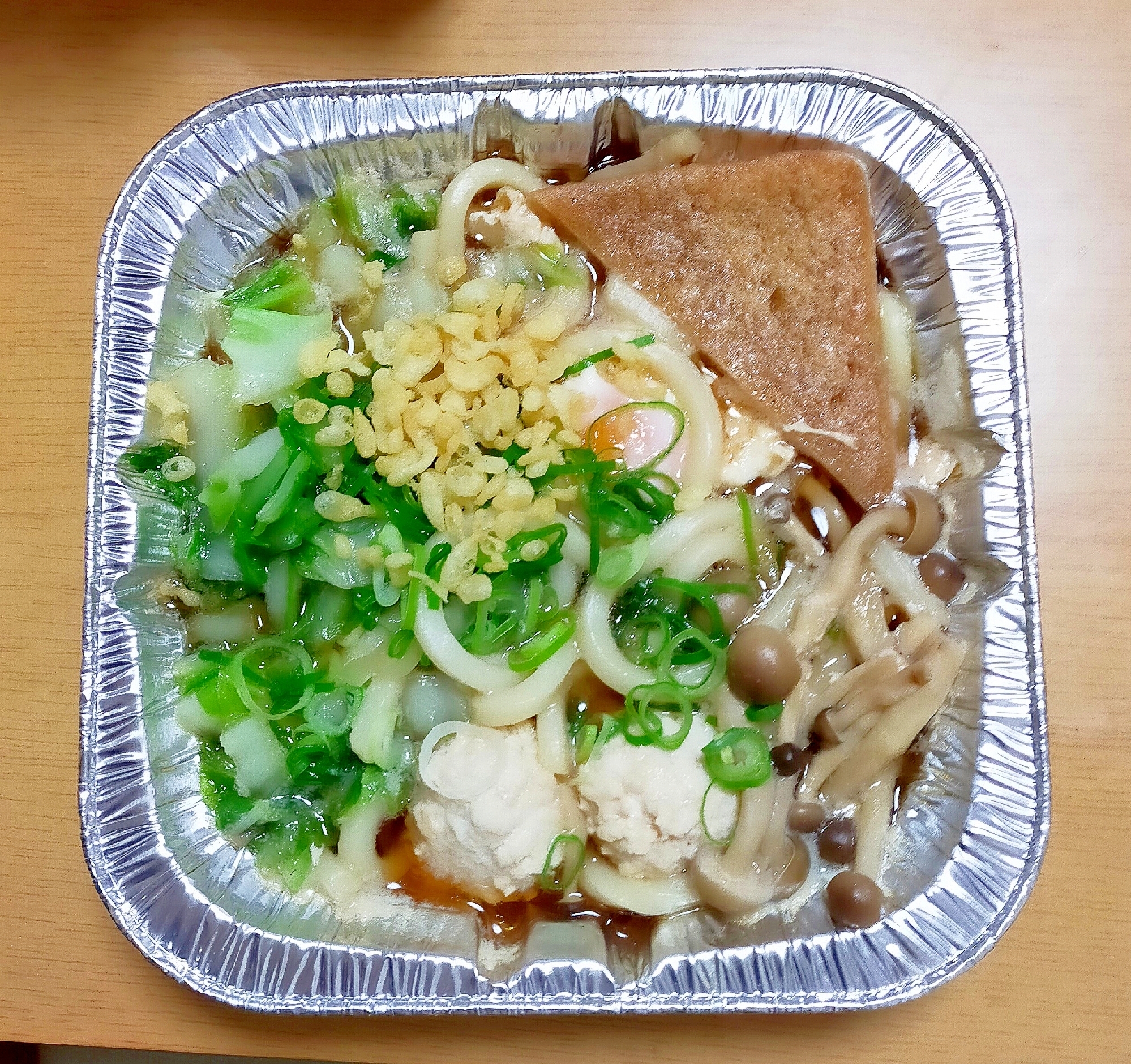 具だくさんの鍋焼きうどん