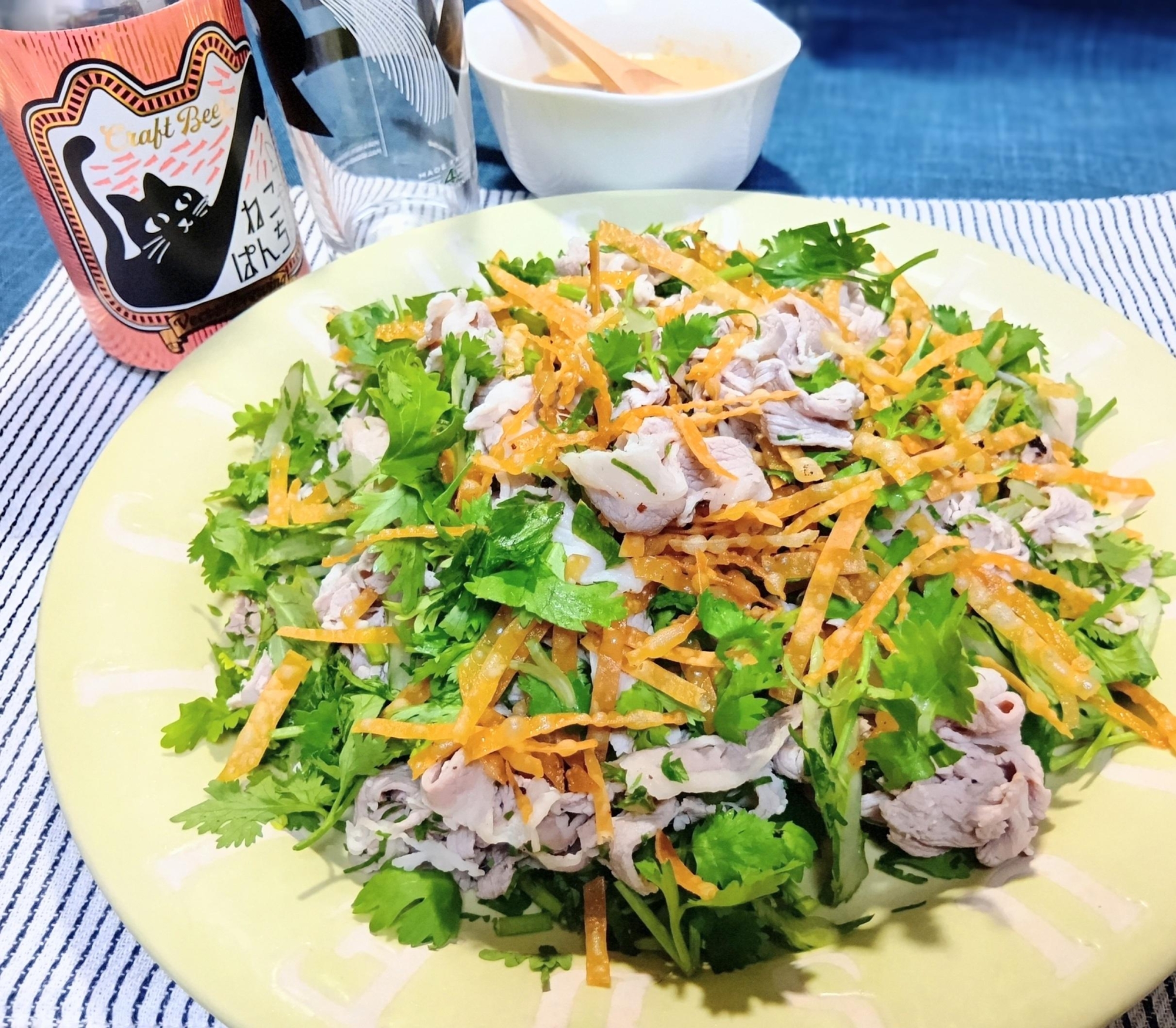 パクチーとセロリの豚しゃぶサラダ 胡麻マヨソース