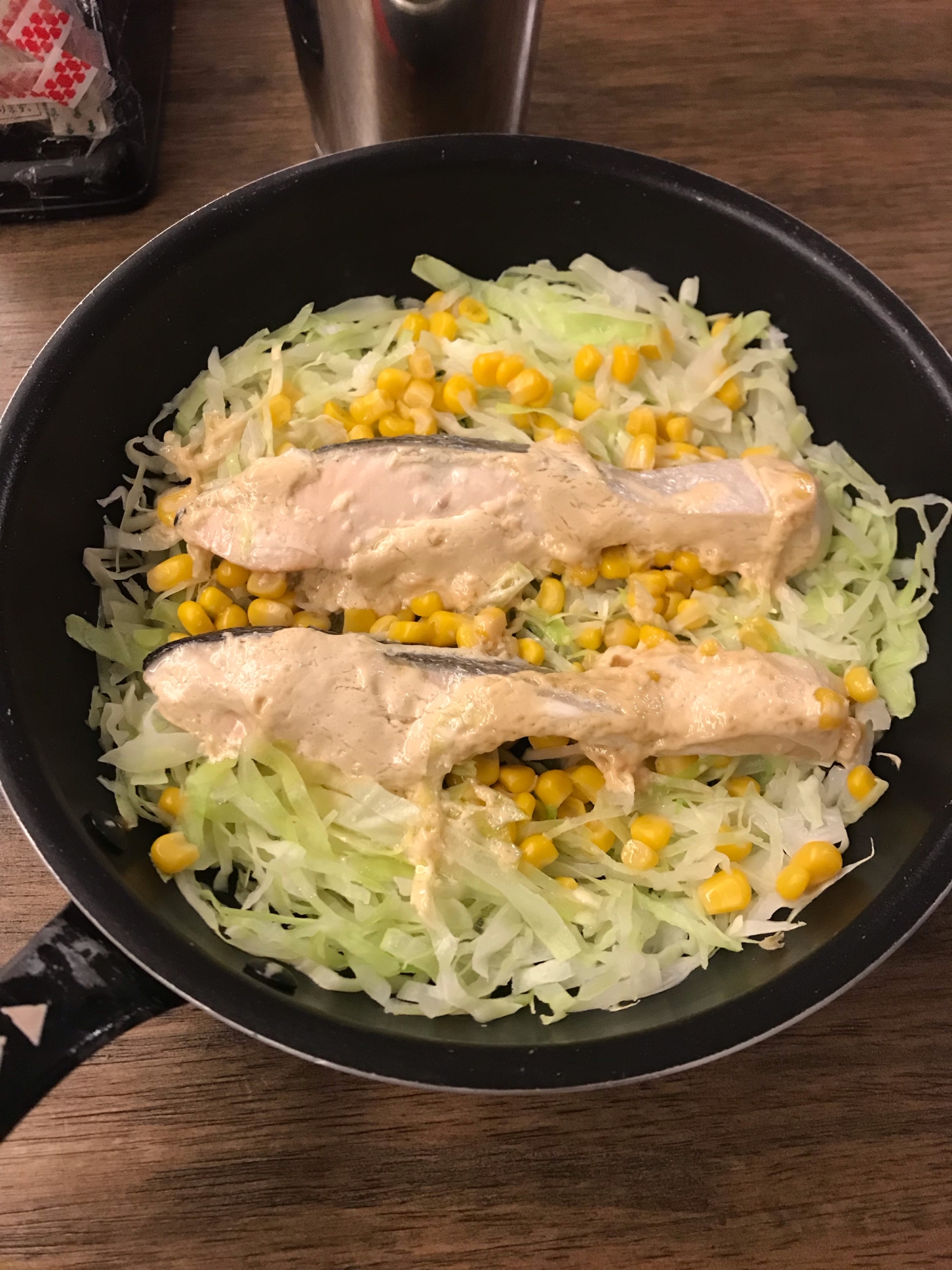 キャベツたっぷり！鮭の醤油マヨ★フライパン蒸し