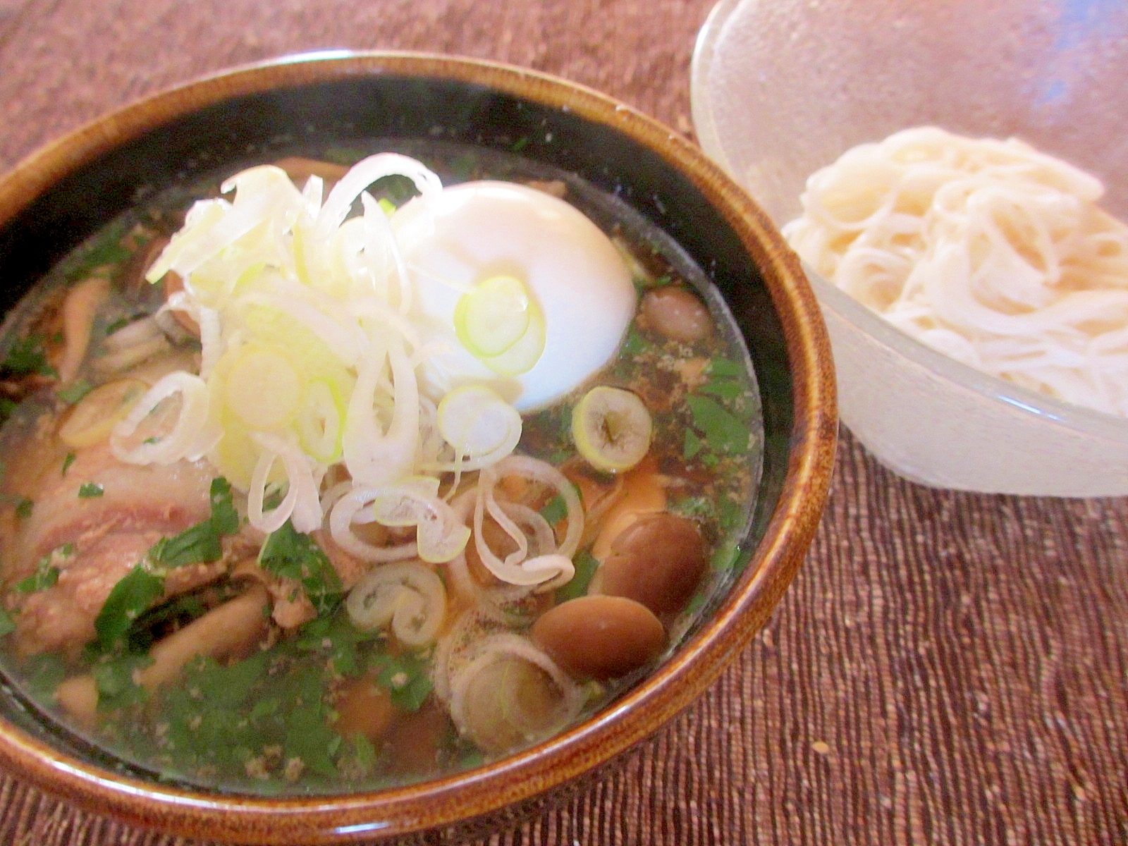 豚肉とモロヘイヤのつけそうめん