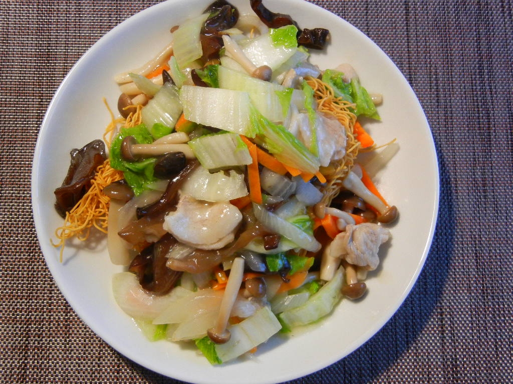 白菜と生きくらげと野菜の塩餡かけ皿うどん