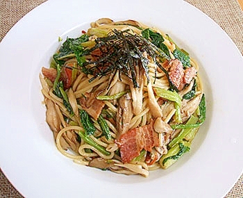 まいたけと小松菜の燻製風味パスタ