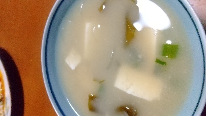 豆腐とレタスとわかめのお味噌汁