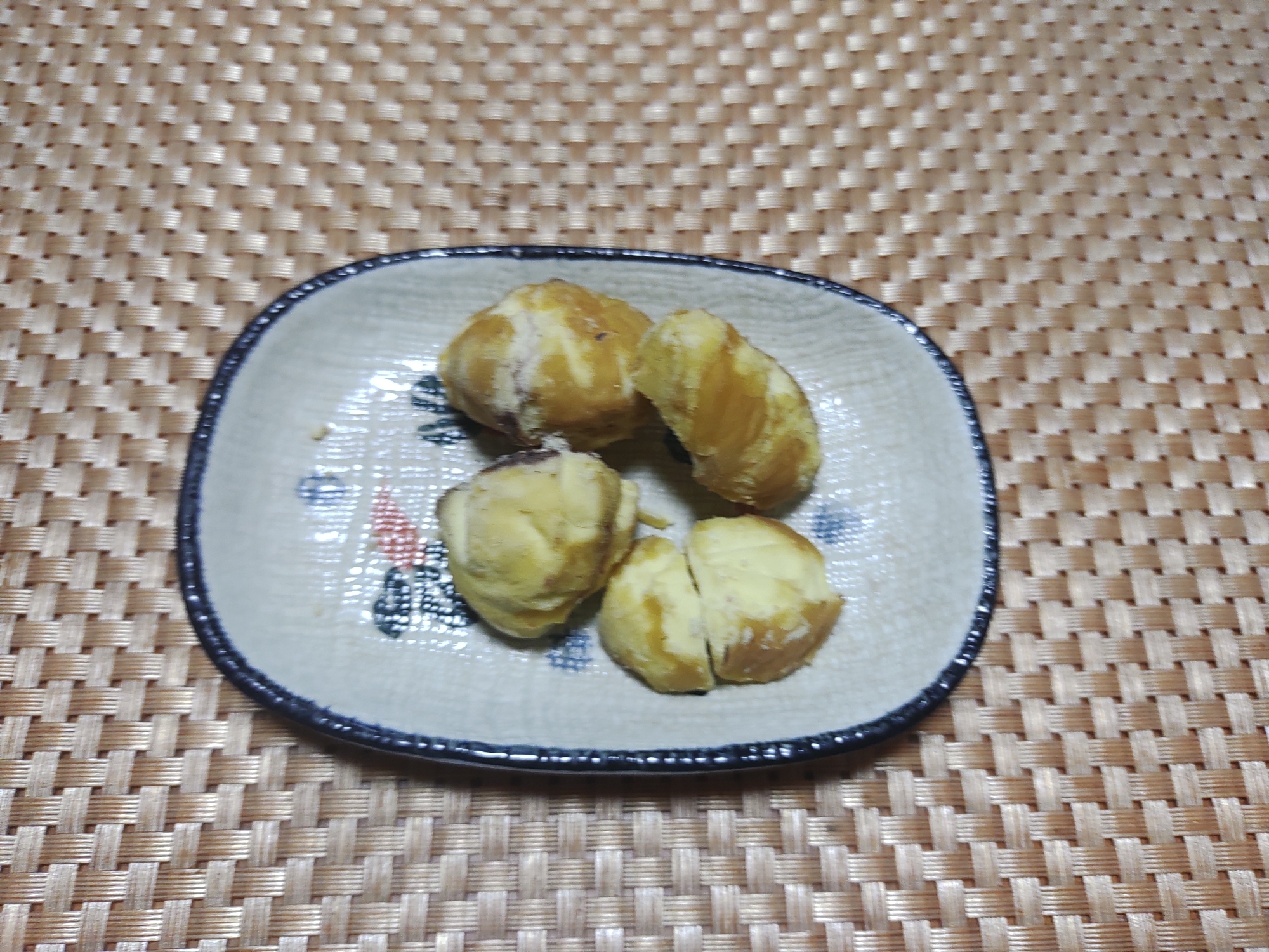 皮をむいて皿に盛り付けられた焼き栗