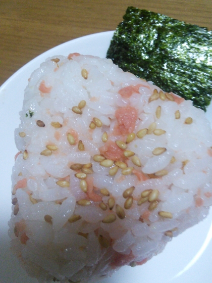 ゴマと一緒に鮭も混ぜちゃいました。(^o^)
ご飯にゴマを混ぜることで香ばしい香りで食欲が増しますね♪
とても美味しかったです。