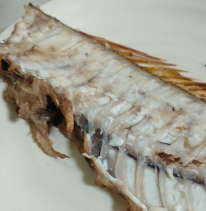 シンプルに鯛の中骨は塩焼きです。
