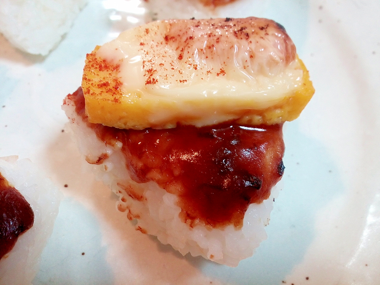 ハヤシソースで　玉子焼きとチーズの焼きおにぎり