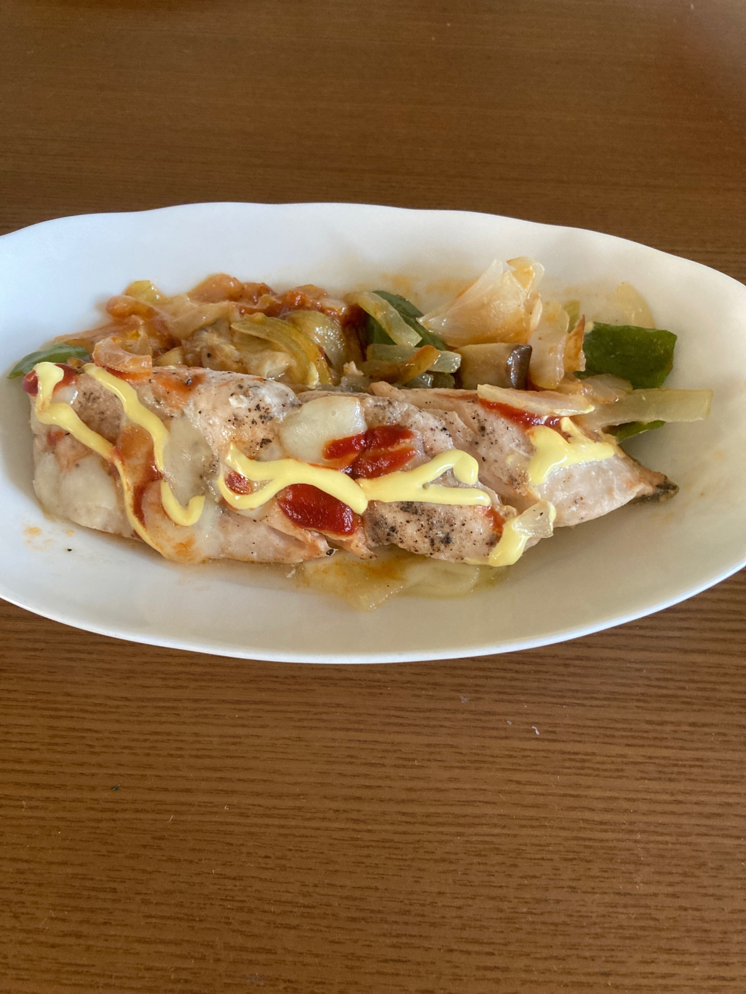 秋鮭(北海道産)と野菜のピザチーズ(国産)蒸し焼き