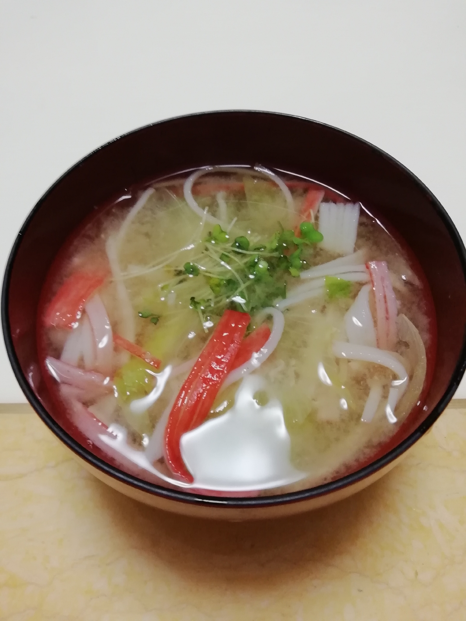 カニカマとレタスの麦味噌汁