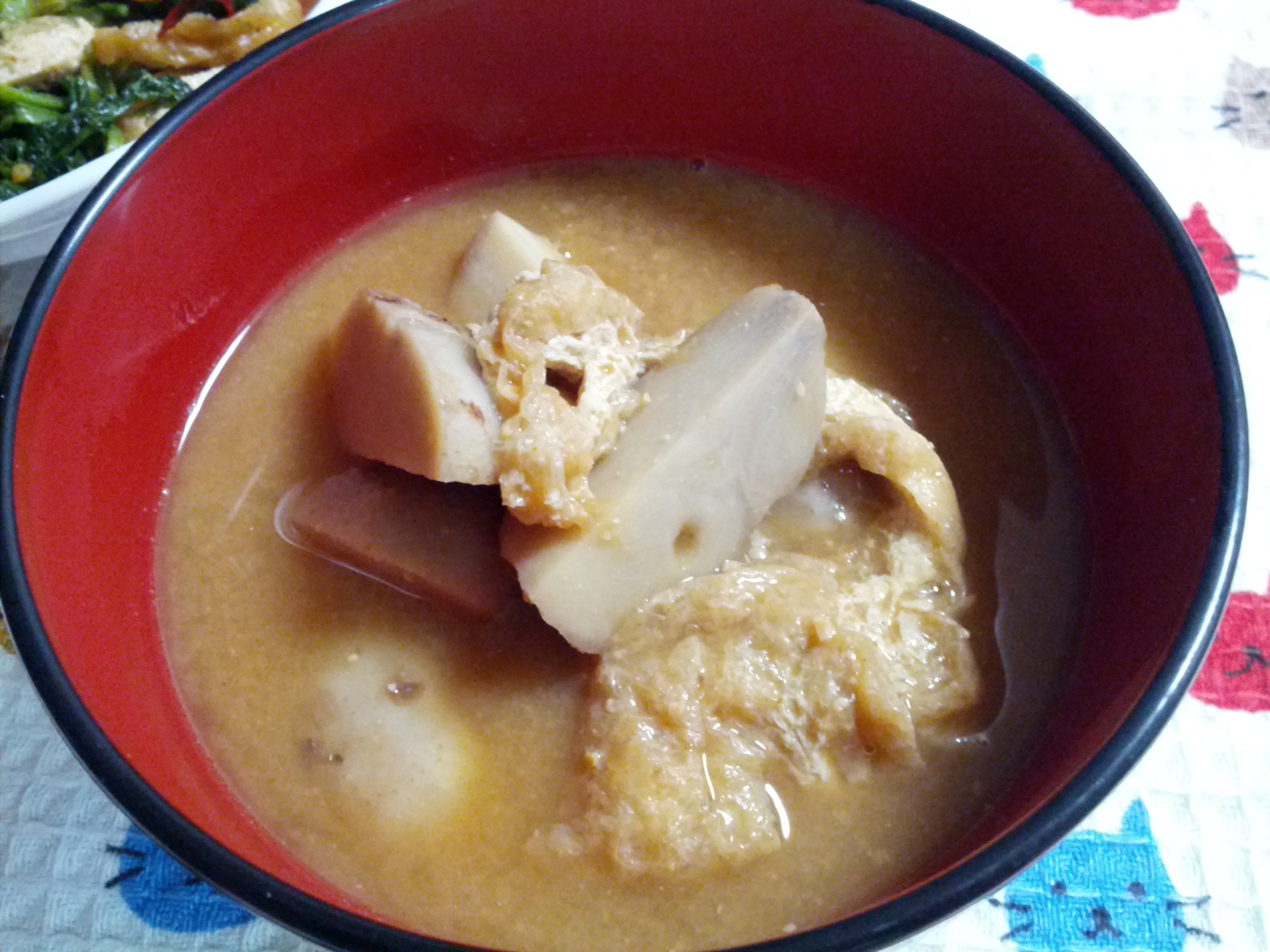 「ハイ・クオリティ煮干ダシ」と里芋と油揚げのみそ汁