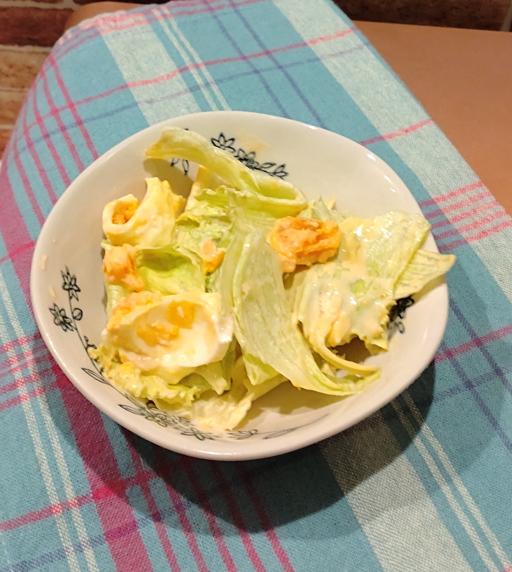 卵とレタスのマヨしょうゆサラダ
