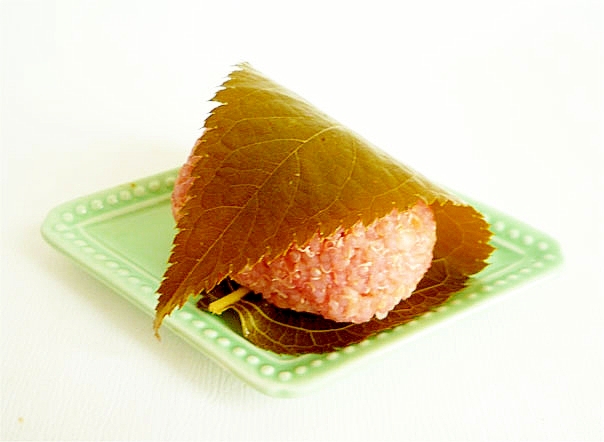 キヌアともち麦の道明寺　～関西風桜餅～