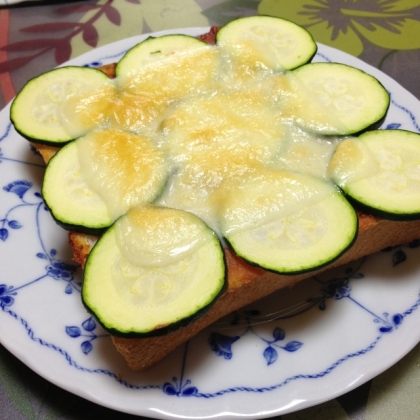 おはようございます(^^♪
朝食に頂きました。
何よりもズッキーニのあの食感が大好きなので、おごちそうさまです。
(*^_^*)