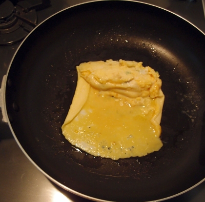 卵焼き用フライパンのテフロンが剥げて、焦げやすくなってきたので、作り方を参考に丸いフライパンで焼いてみました