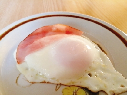 目玉焼きとハム