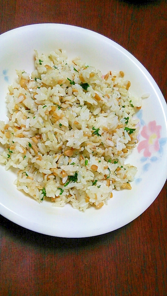 しらすとひきわり納豆とパセリの炒飯☆幼児食にも