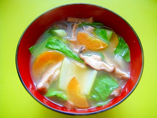 チンゲン菜と椎茸にんじんの味噌汁