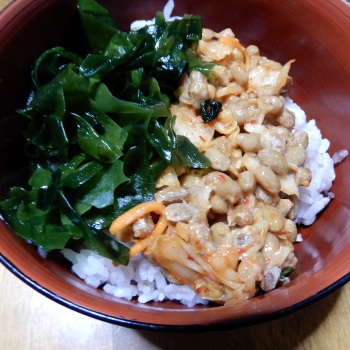 ワカメとキムチ漬け汁の納豆