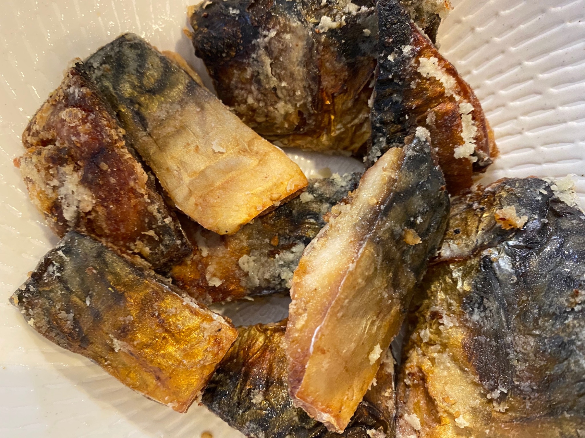 皿に盛られたサバのみりん干しの竜田揚げ