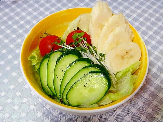 バナナと生野菜のサラダ