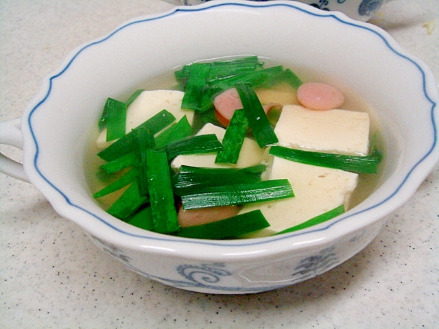 豆腐とニラ、ソーセージのコンソメスープ