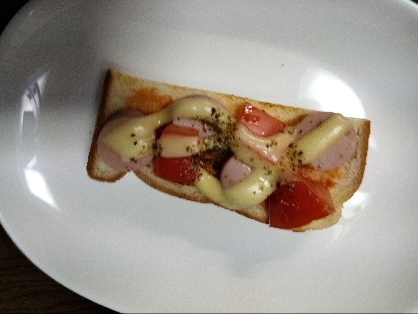 魚肉ソーセージとミニトマトのピザトースト