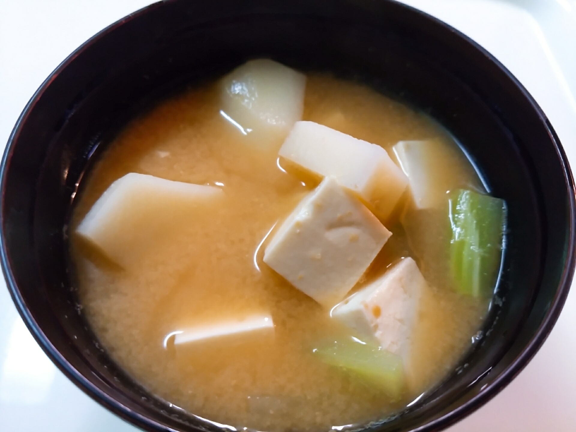 豆腐とじゃが芋とブロッコリーの茎の味噌汁