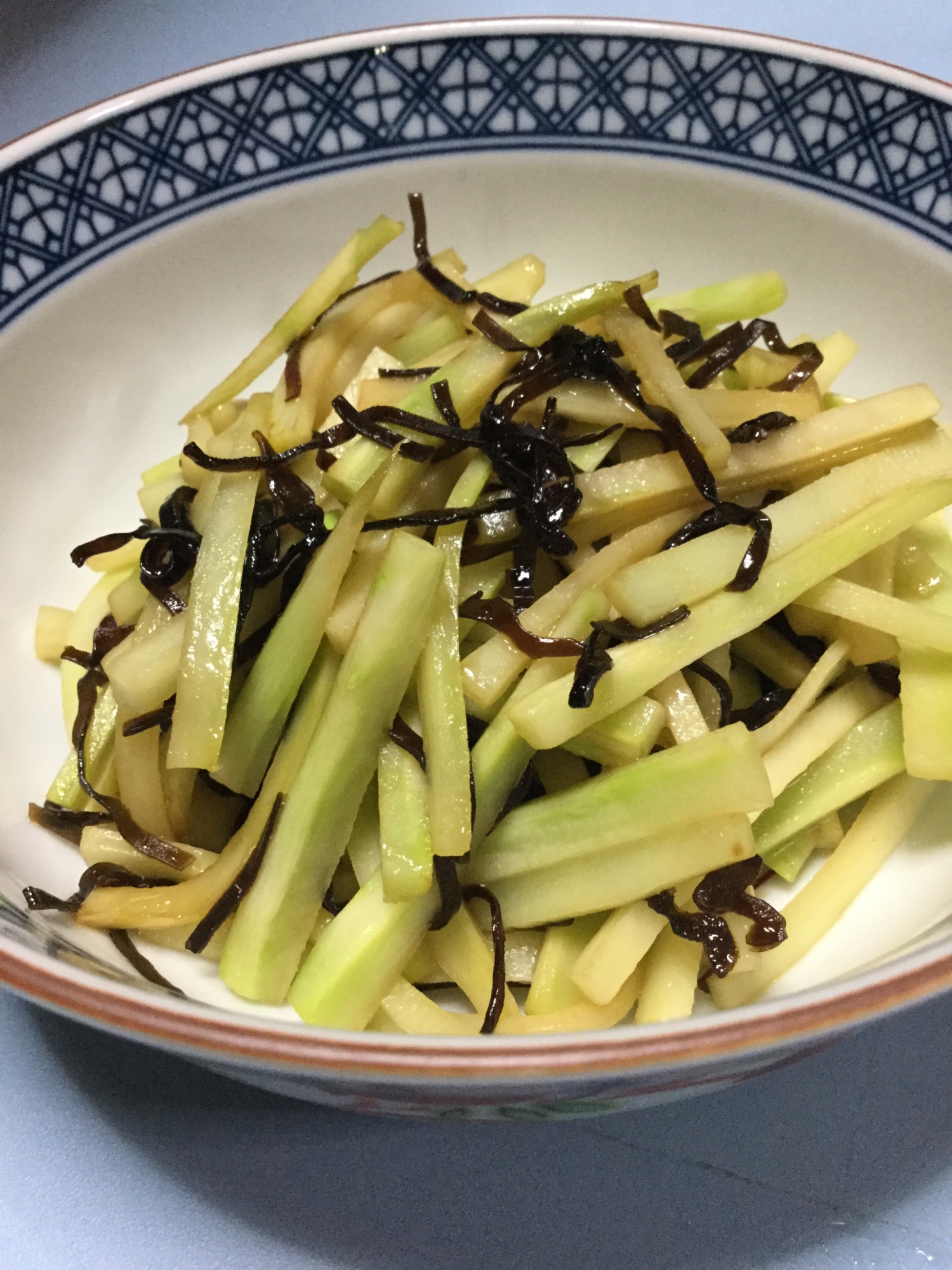 ブロッコリーの茎と塩昆布の炒め物☆生ゴミ削減