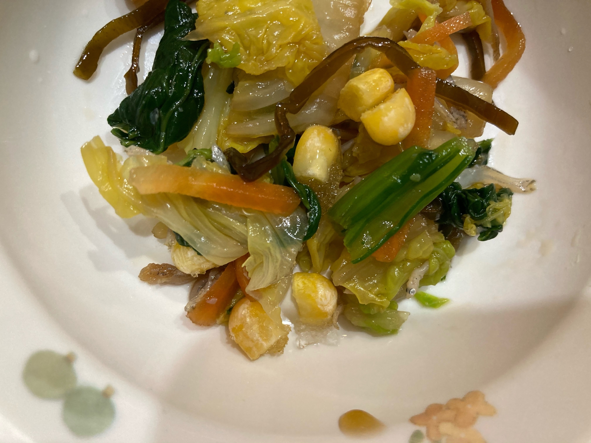白菜とほうれん草と人参とコーンの昆布和え