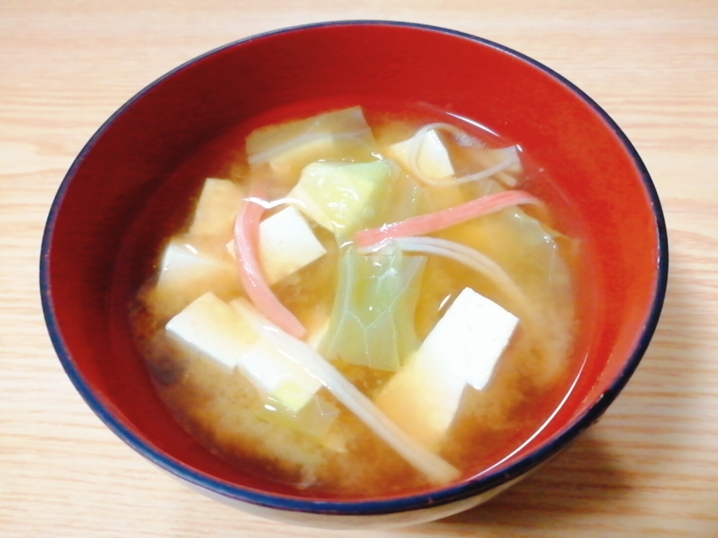 豆腐とキャベツとカニカマの味噌汁