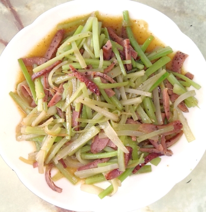 ベーコンがなかったのでソーセージ！うどの味もしっかりして、非常に食べやすかったです。うどの新しい食べ方として定番になりそうです！素敵なレシピに感謝！＾＾