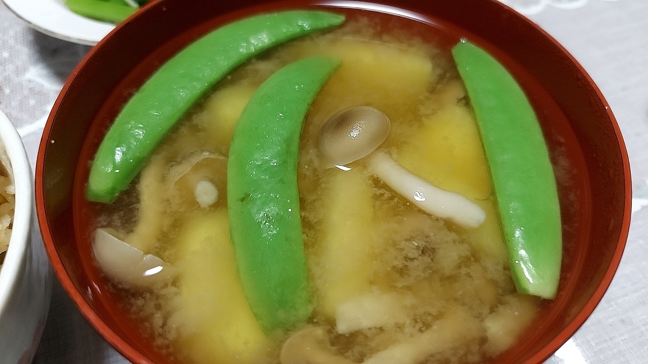 じゃがいもとしめじとスナップエンドウの味噌汁