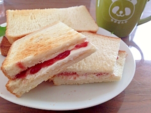 朝ごはんに☆クリームチーズとジャムのサンド