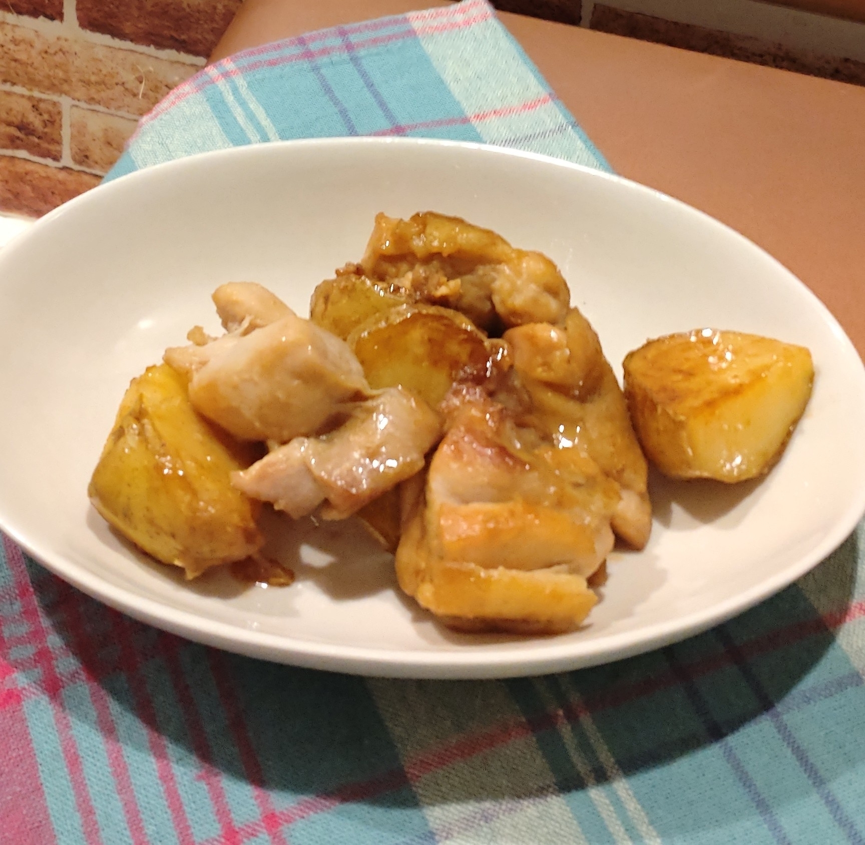 じゃがいもの小芋と鶏肉のにんにくしょうゆ炒め