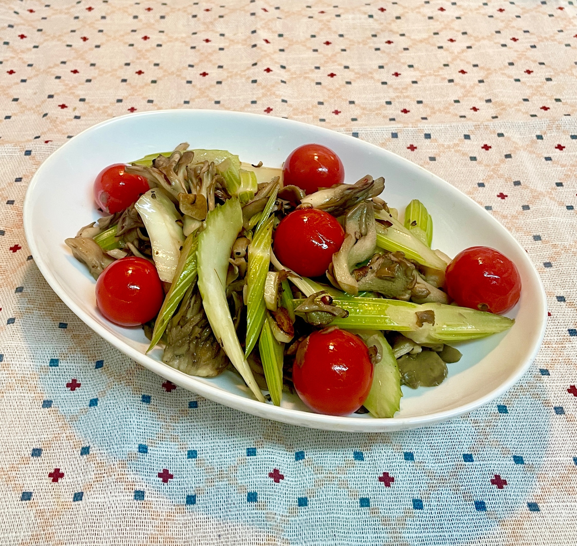 お肉の付け合わせに♡セロリと舞茸のハーブソルト炒め