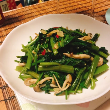 中華屋さんの空芯菜炒めが自宅で食べれるなんて！シャキシャキでにんにくと唐辛子がきいて美味しかったですー！余ったしめじも入れちゃいました(^^)またつくります！