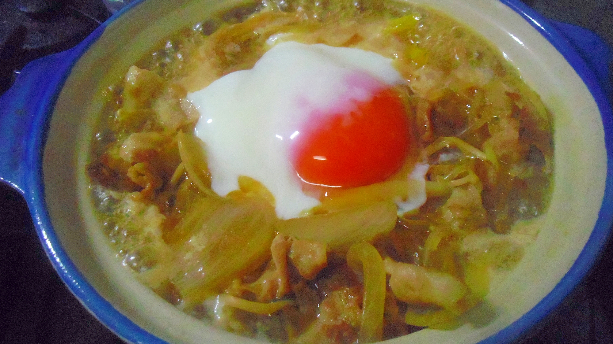 豚ばら肉で肉豆腐(温泉卵載せ)