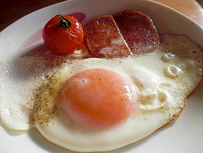 「スパムと焼きミニトマト添え目玉焼き」　　　♪♪