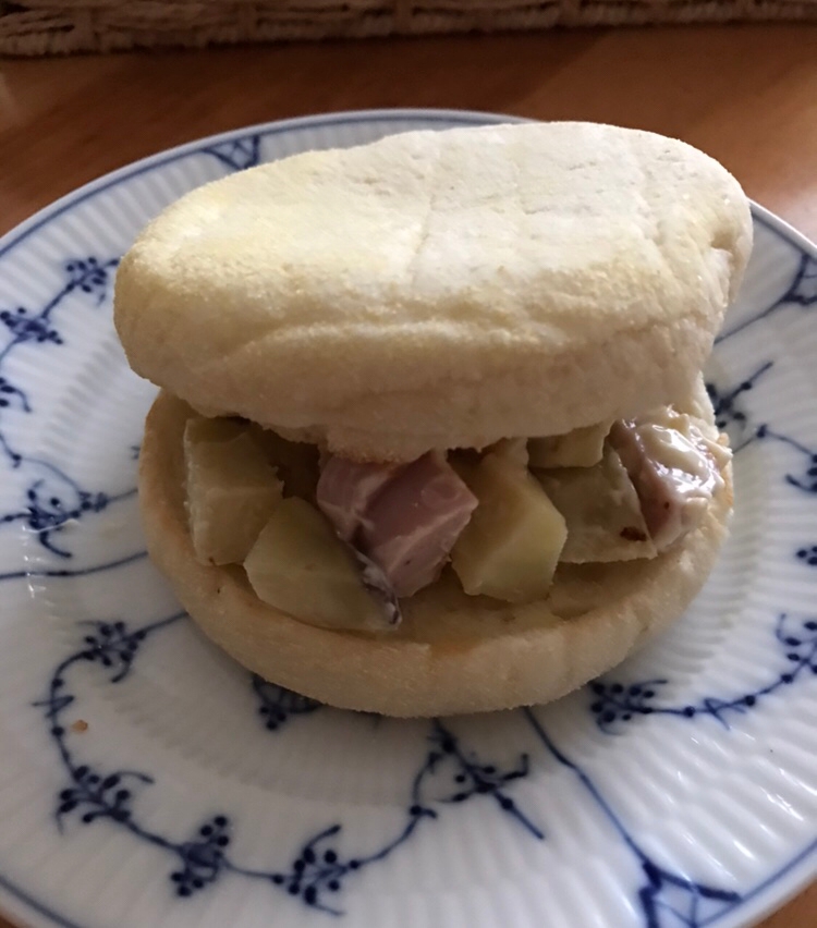 青と白のお皿に盛り付けられたさつまいもと魚肉ソーセージのマフィン