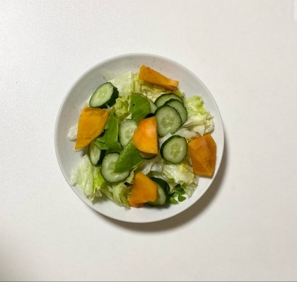 レタスと柿ときゅうりのサラダ
