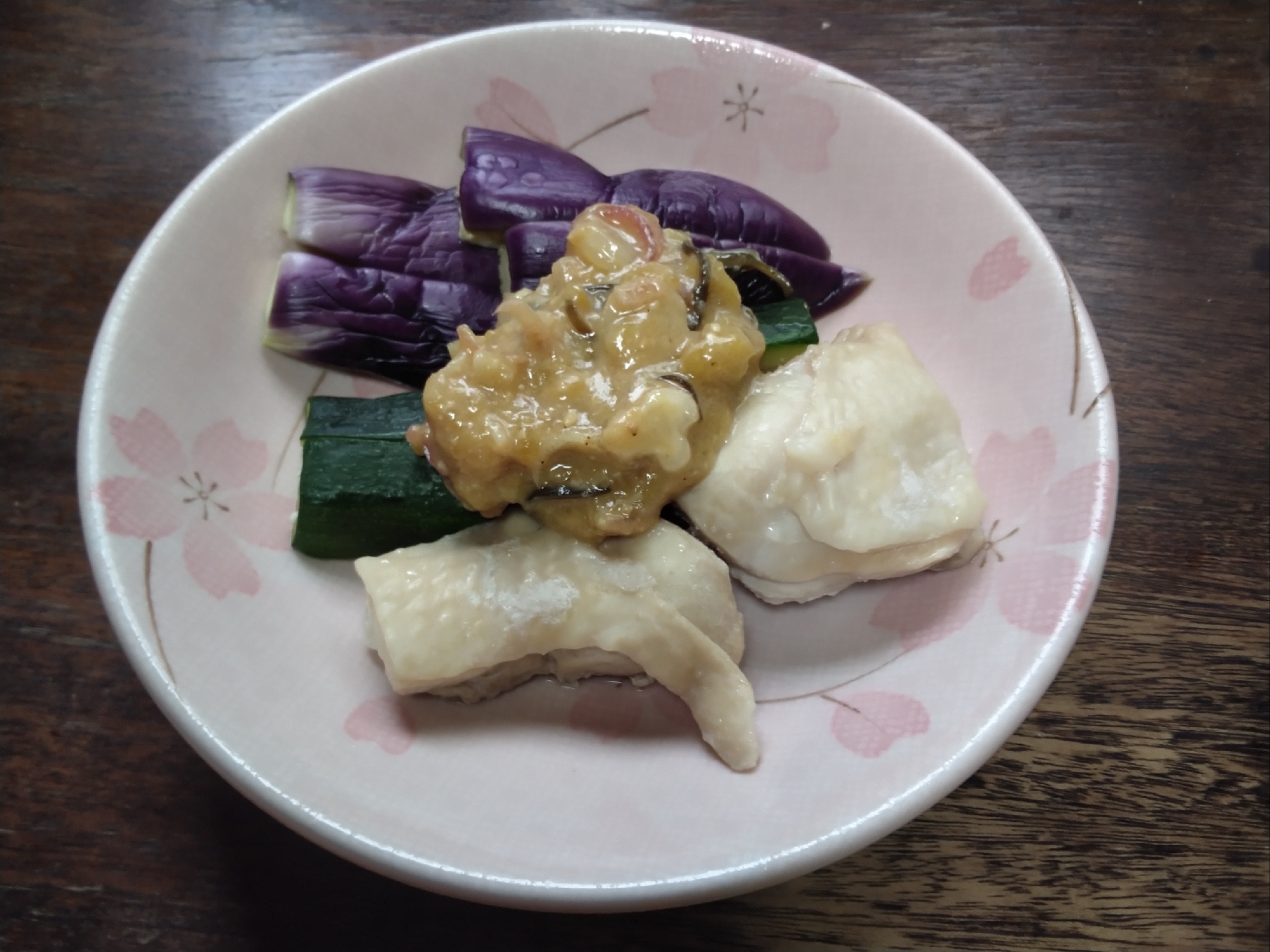 なす、ズッキーニ、鶏もも肉の梅ごま味噌ダレがけ