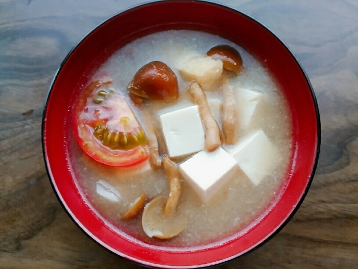 豆腐となめことトマトと油揚げの味噌汁