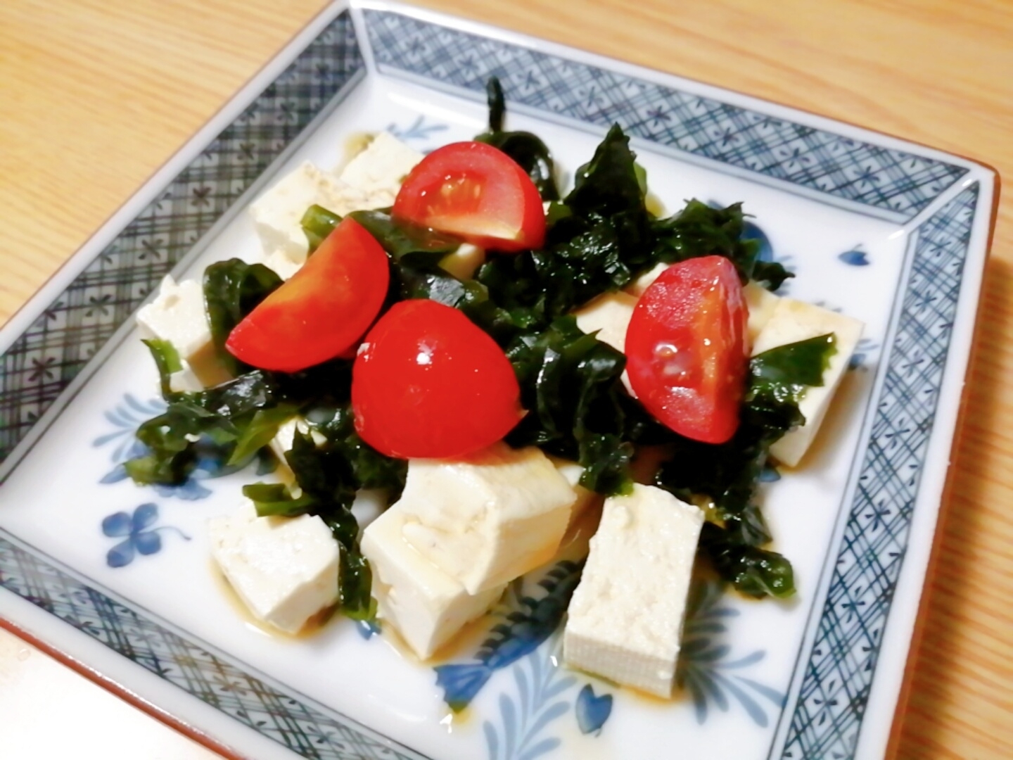 豆腐とミニトマトとわかめの中華サラダ