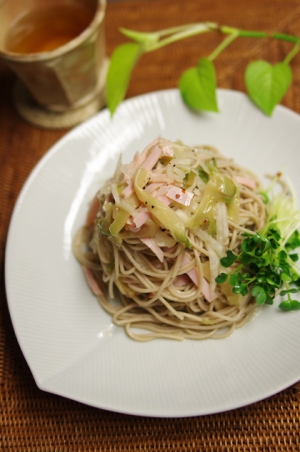 胡椒がピリッ！　ザーサイ蕎麦