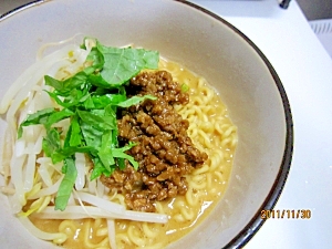 インスタントラーメンとピーナツバターで坦々麺