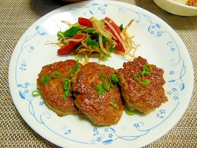 豚つくねの照り焼き風と赤パプリカともやしのソテー♪