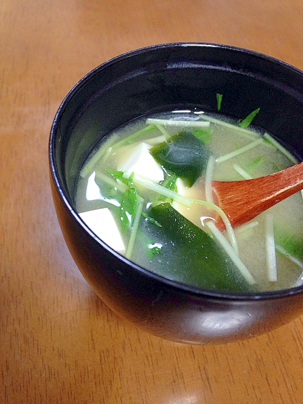 水菜とわかめと豆腐のお味噌汁