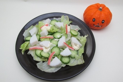 こんにちは。
野菜を多く摂るように心がけ、
トーストと一緒に頂きました。
白色の蒲鉾しか無く、彩りにカニカマの赤い所だけを乗せて見ました。
御馳走様でした。