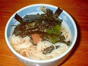 梅と海苔と若布の暖かそうめん